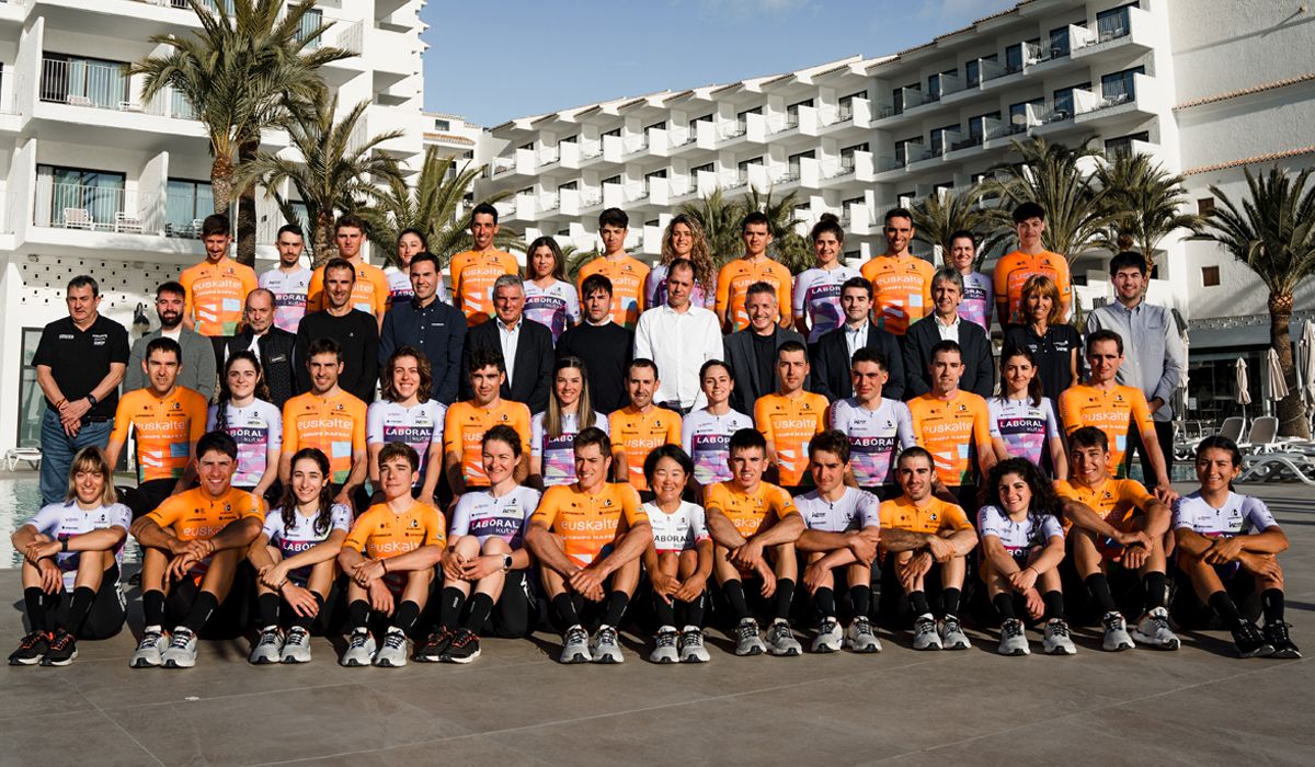 Foto de familia de los equipos de la Fundación Euskadi.