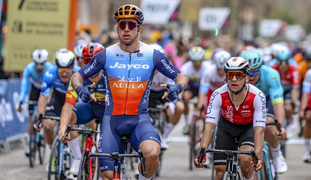 Dylan Groenewegen (Team Jayco AlUla) se llevó la primera carrera europea del año