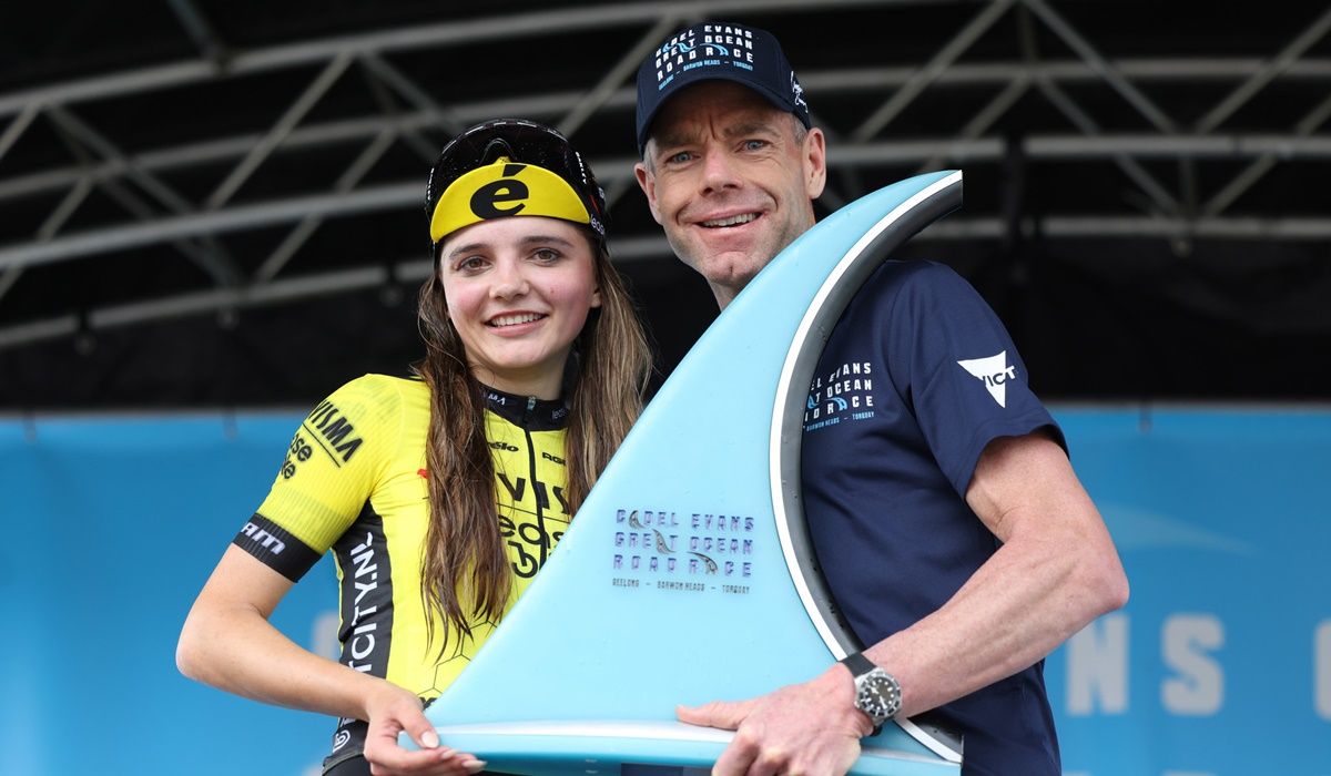 El mítico Cadel Evans entregó el premio a Rosita Reijnhout