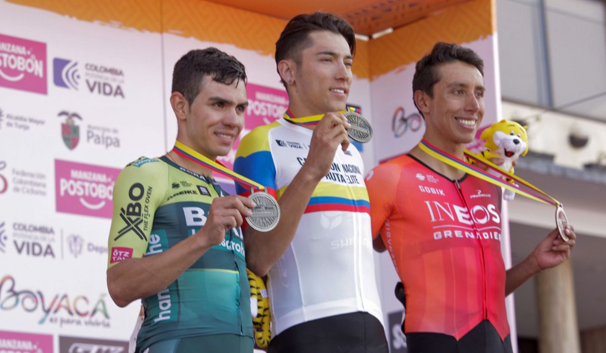 Alejandro Osorio, nuevo campeón de Colombia, en el podio junto a Sergio Higuita y Egan Bernal