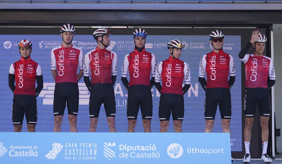 Los ciclistas del Cofidis en la salida de la Ruta de la Cerámica   Gran Premio Castellón