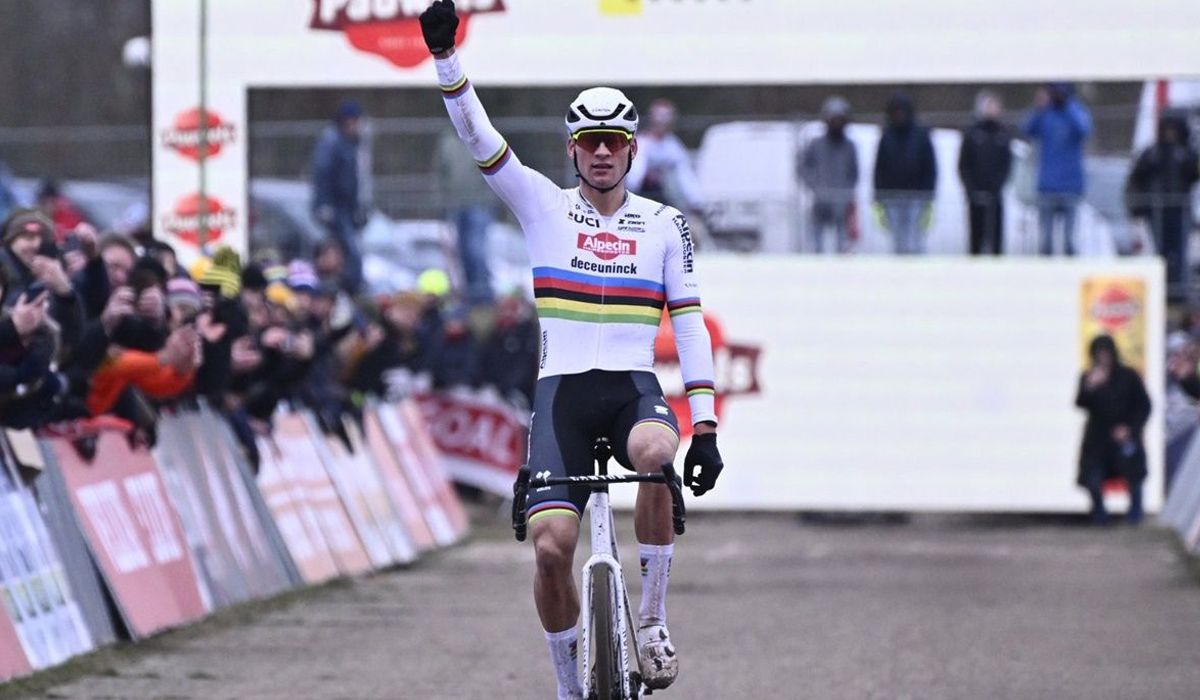 Mathieu van der Poel celebando su victoria en la Copa del Mundo de Zonhoven