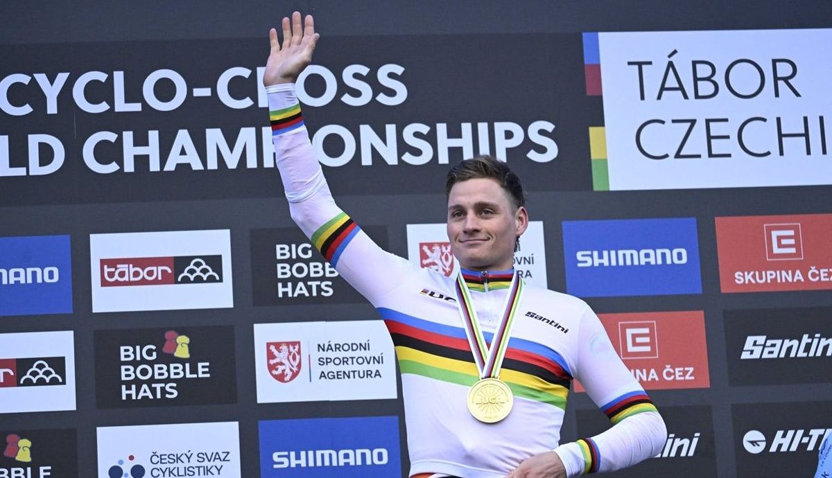 Van der Poel se pone el arcoíris como el que se pone un pijama Van der Poel se pone el arcoíris como el que se pone un pijama