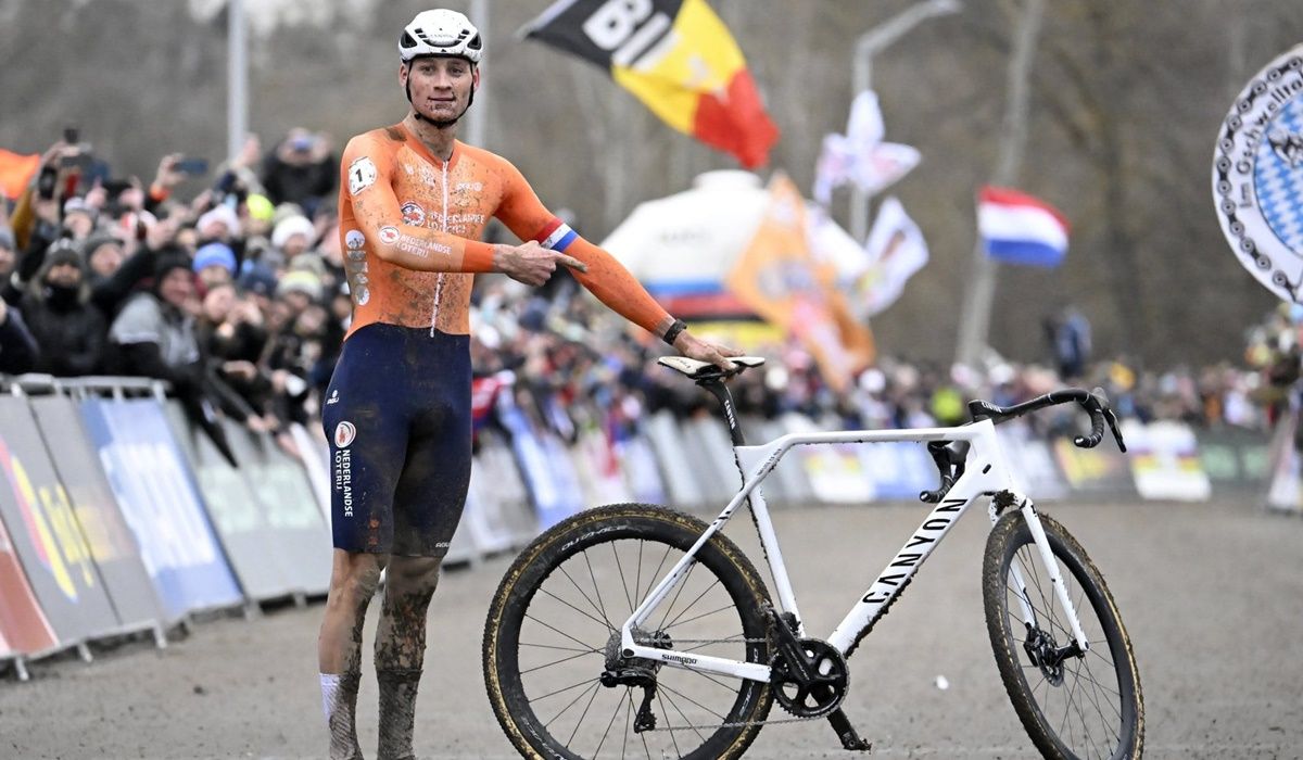 Van der Poel muestra la Canyon con la que conquistó el oro