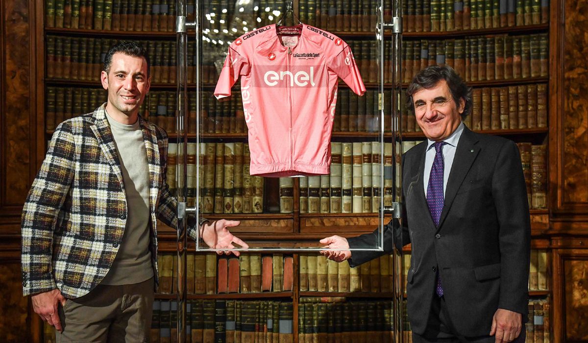 Vincenzo Nibali y Urbano Cairo presentaron la Maglia Rosa 2024