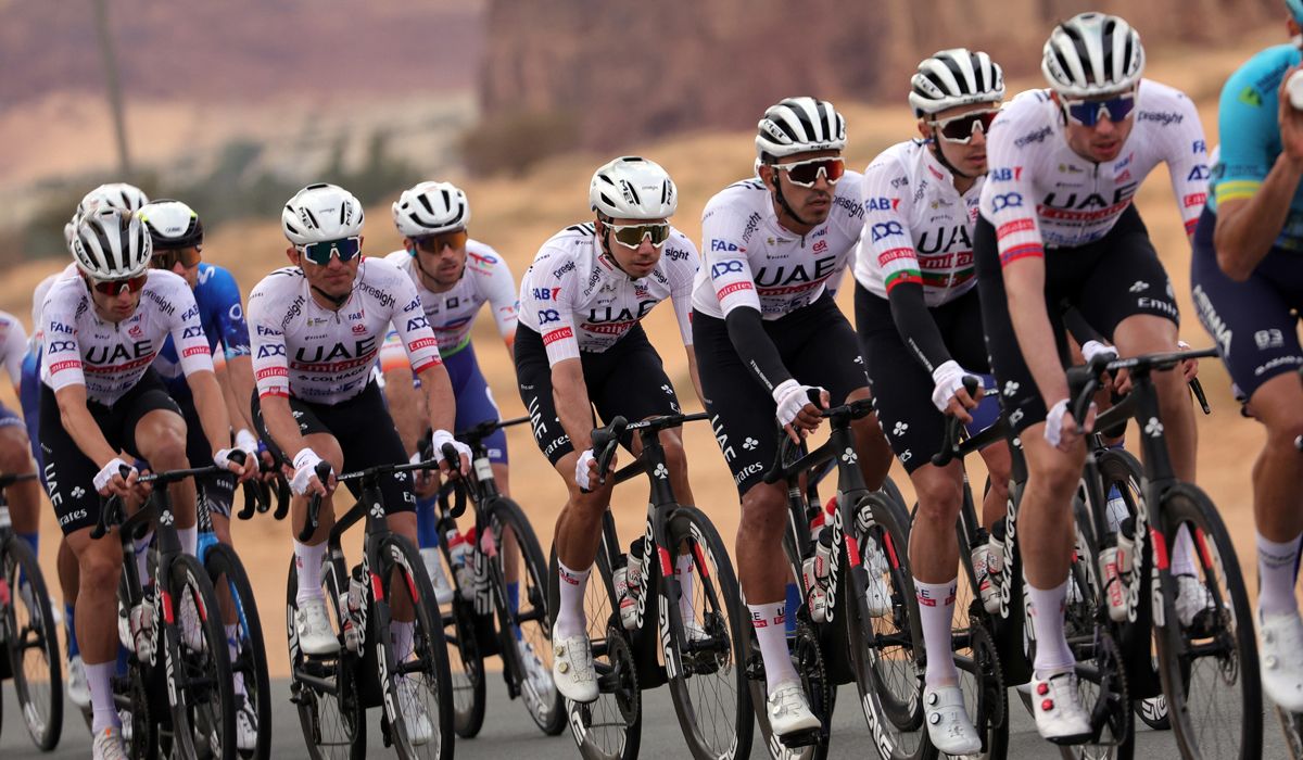 Ciclistas del UAE en el pasado AlUla Tour