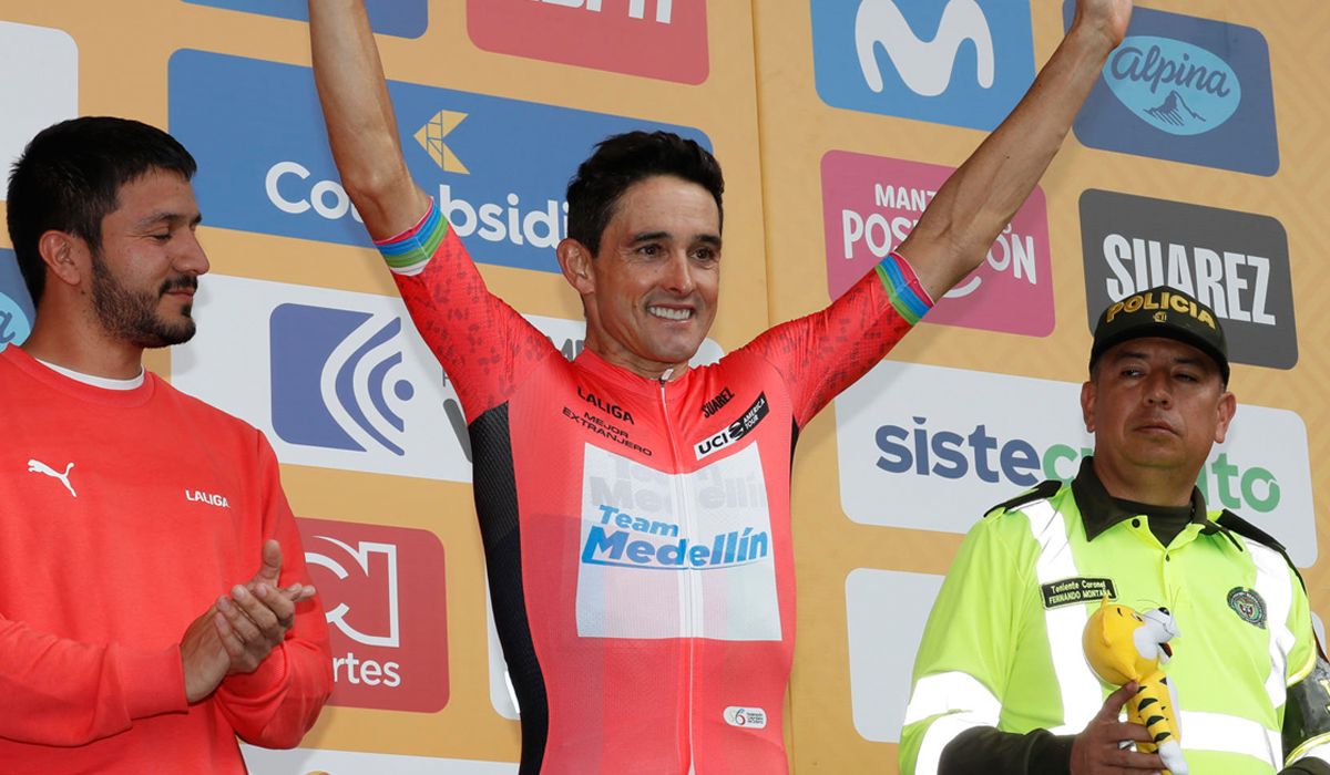 Óscar Sevilla en el podio del Tour Colombia
