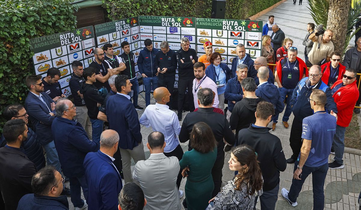 Los organizadores confirmando a los representantes de los equipos la suspensión de la 1ª etapa
