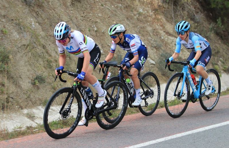 Una imagen de la pasada edición de la Setmana Ciclista Valenciana, con Van Vleuten al frente
