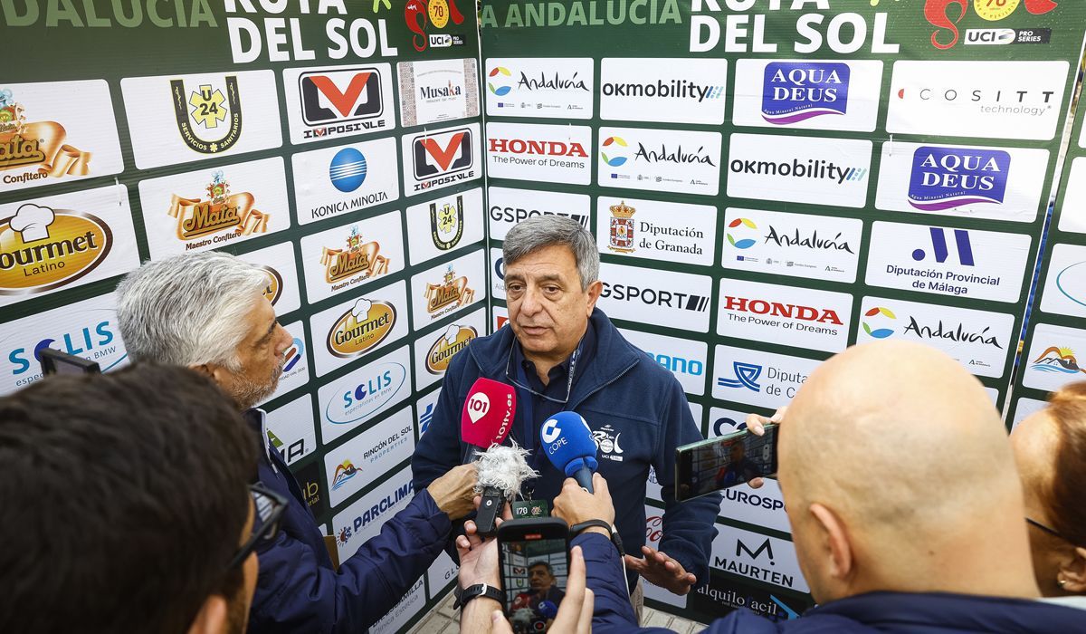 Joaquín Cuevas, director de la carrera, atendiendo a los medios de comunicación el pasado miércoles