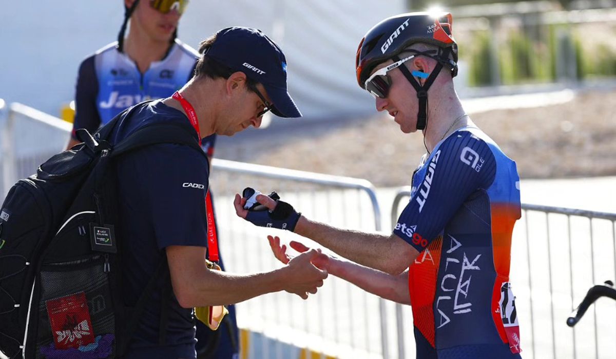 Eddie Dunbar tras verse involucrado en el accidentado final de la 1ª etapa del UAE Tour