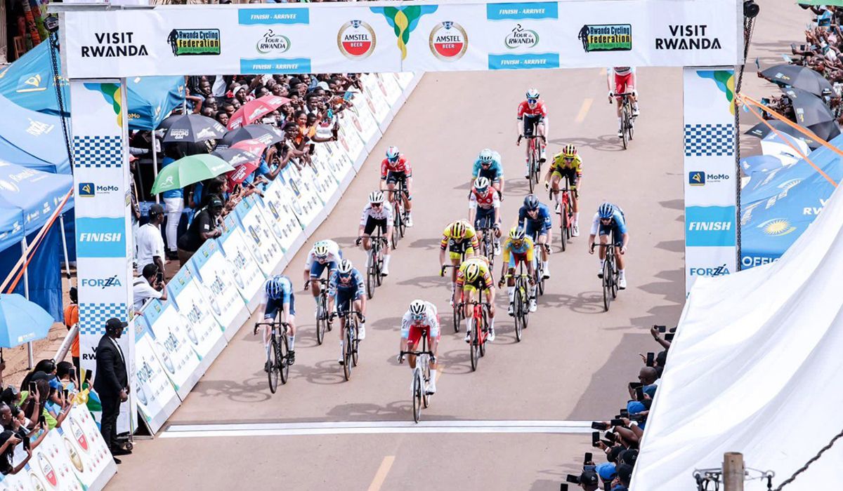 Jhonatan Restrepo amplía su racha triunfal en el Tour de Ruanda