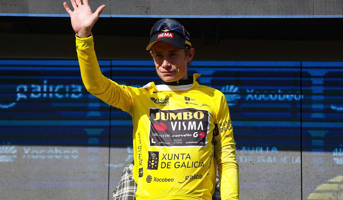 Jonas Vingegaard, vestido de amarillo en O Gran Camiño 2023