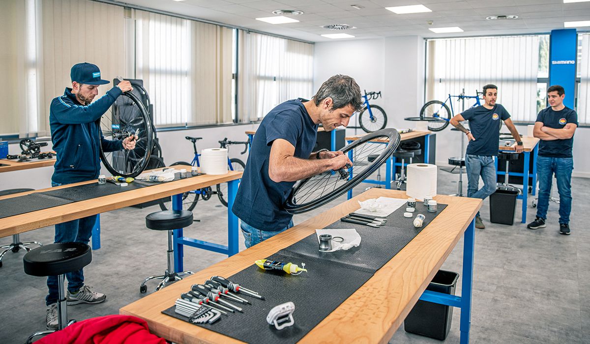 Emoción y diversión en el primer concurso de mecánicos de Shimano Service Centers