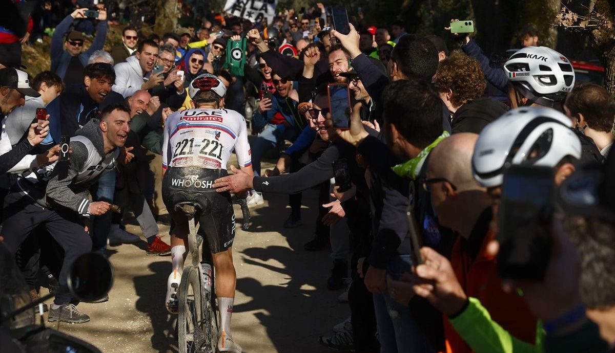 La afición respondió y llenó las cunetas de la Strade Bianche