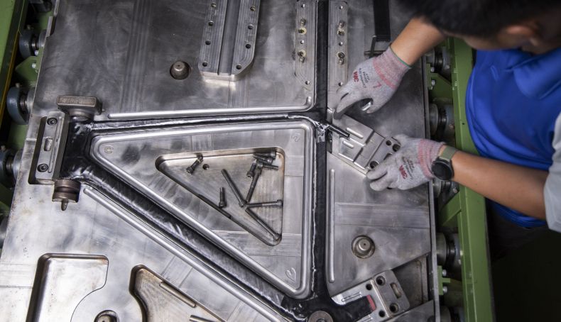 TCR BLADE CARBON MONOCOQUE25 TCR Development Layup WebRes 03