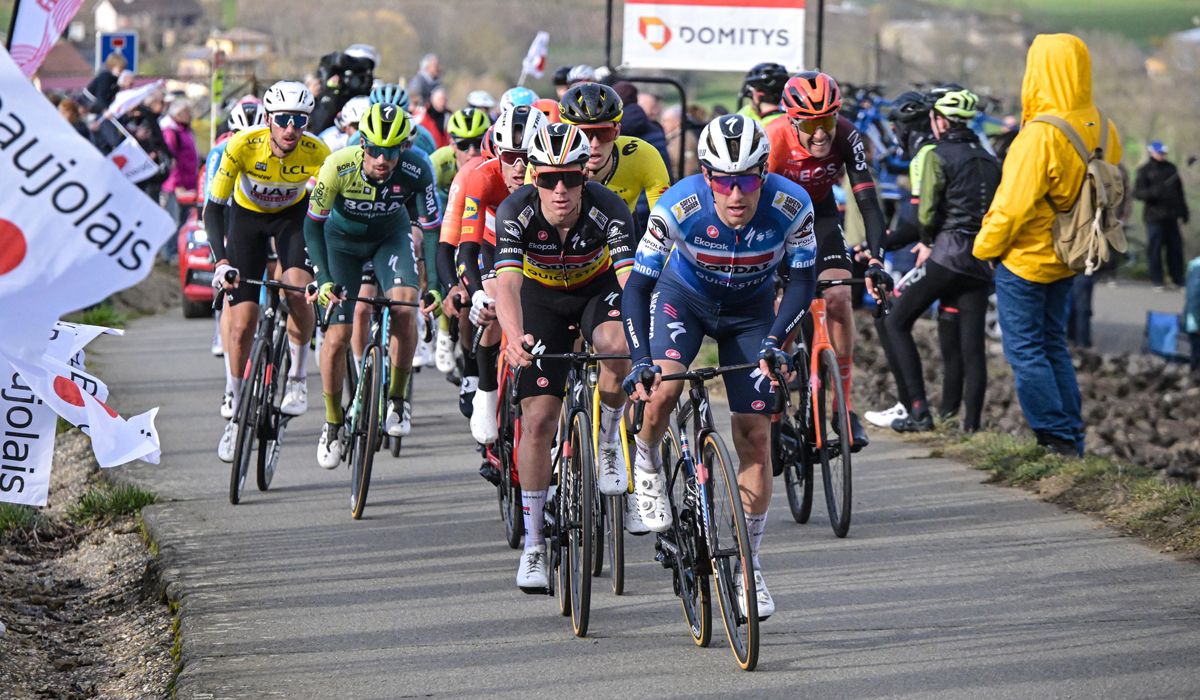 Imagen del pelotón en la subida a Mont Brouilly, en la 4ª etapa de la París-Niza