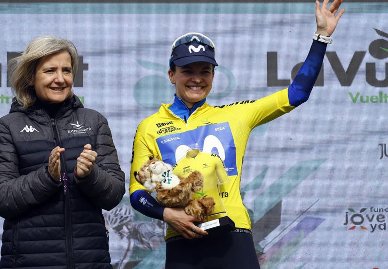 Olivia Baril, en el podio, luciendo el maillot amarillo