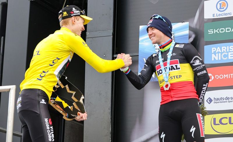 Jorgenson saludando a Evenepoel en el podio de la París Niza