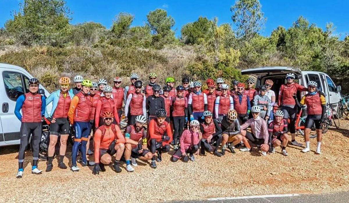 Imagen de familia de los participantes en el Campus Ciclored Joseba Beloki 2024