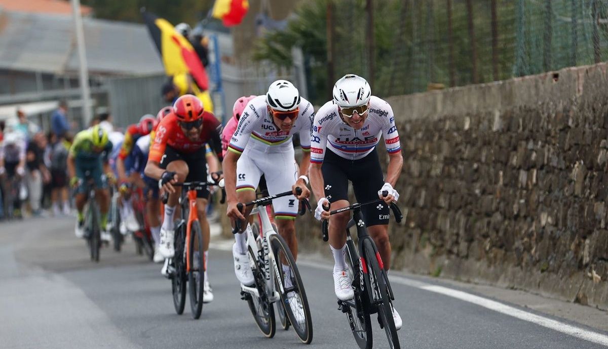 Tadej Pogacar (UAE Team Emirates) trató de marcharse en solitario y acabó rompiendo el grupo