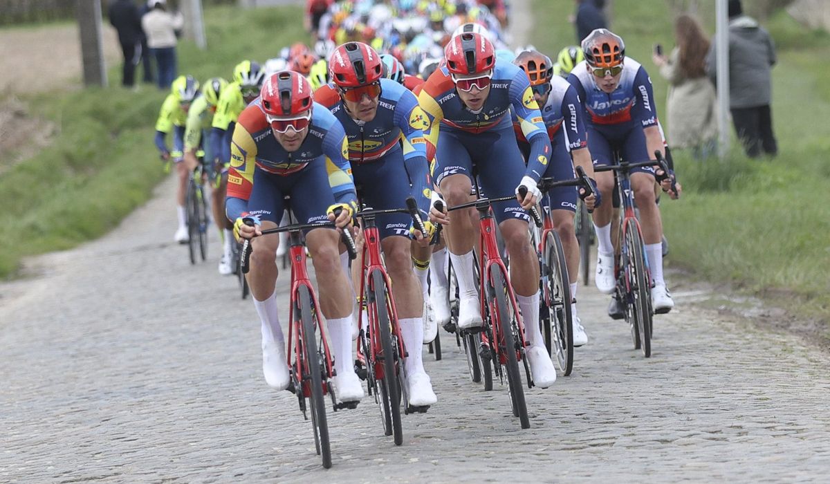 Ciclistas del Lidl-Trek marcando el ritmo en el pelotón de A Través de Flandes antes de la caída