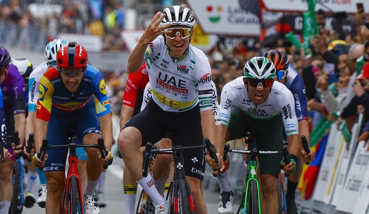 Tadej Pogacar celebrando su cuarta victoria de etapa en la pasada Volta a Catalunya