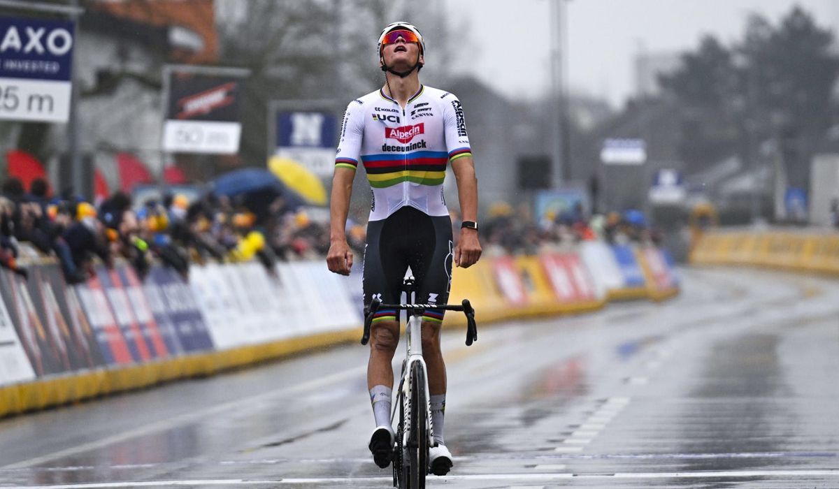 Van der Poel celebrando su victoria en la E3 Saxo Classic