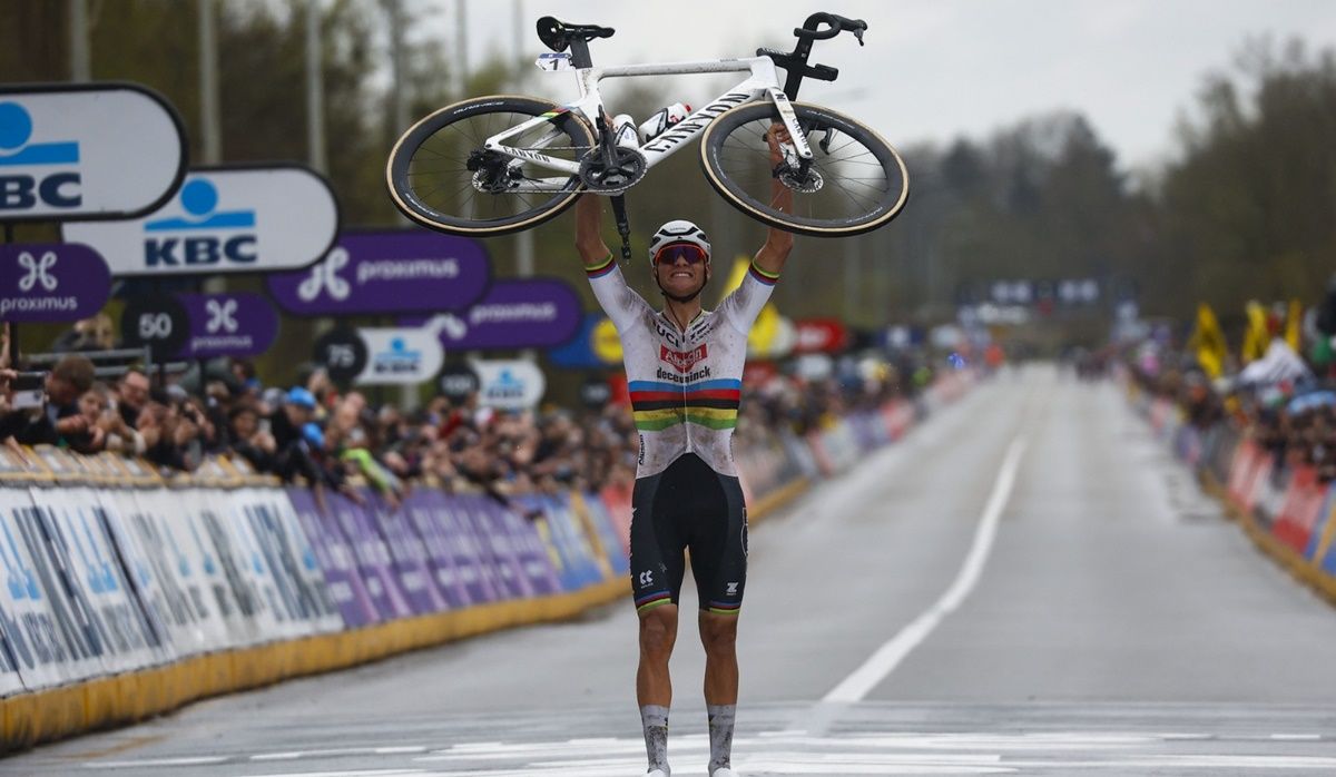 Mathieu van der Poel (Alpecin Deceuninck) levantó su bicicleta para celebrar su tercer Flandes