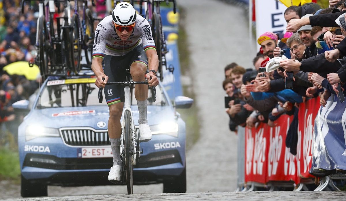 Nueva lección de ciclismo de Mathieu van der Poel (Alpecin Deceuninck) Nueva lección de ciclismo de Mathieu van der Poel (Alpecin Deceuninck)