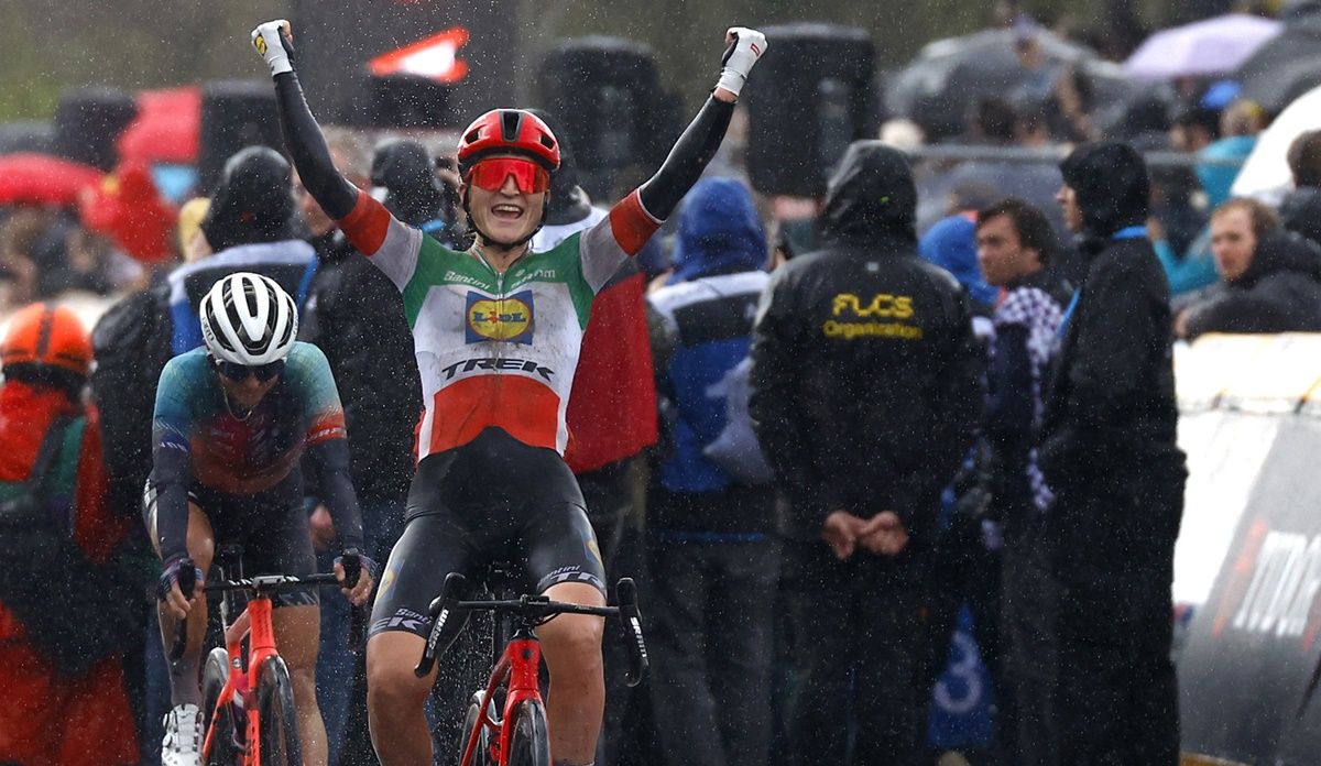 Elisa Longo Borghini celebra su victoria en el Tour de Flandes
