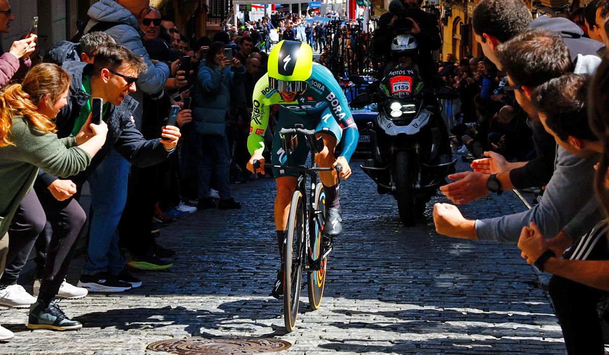 Roglic golpea primero en la Itzulia