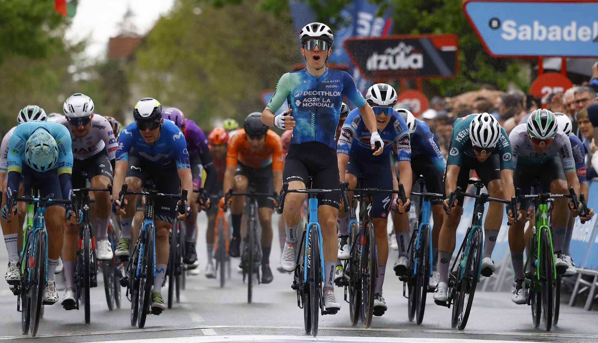 El francés Paul Lapeira se lleva una etapa de desgaste en la Itzulia