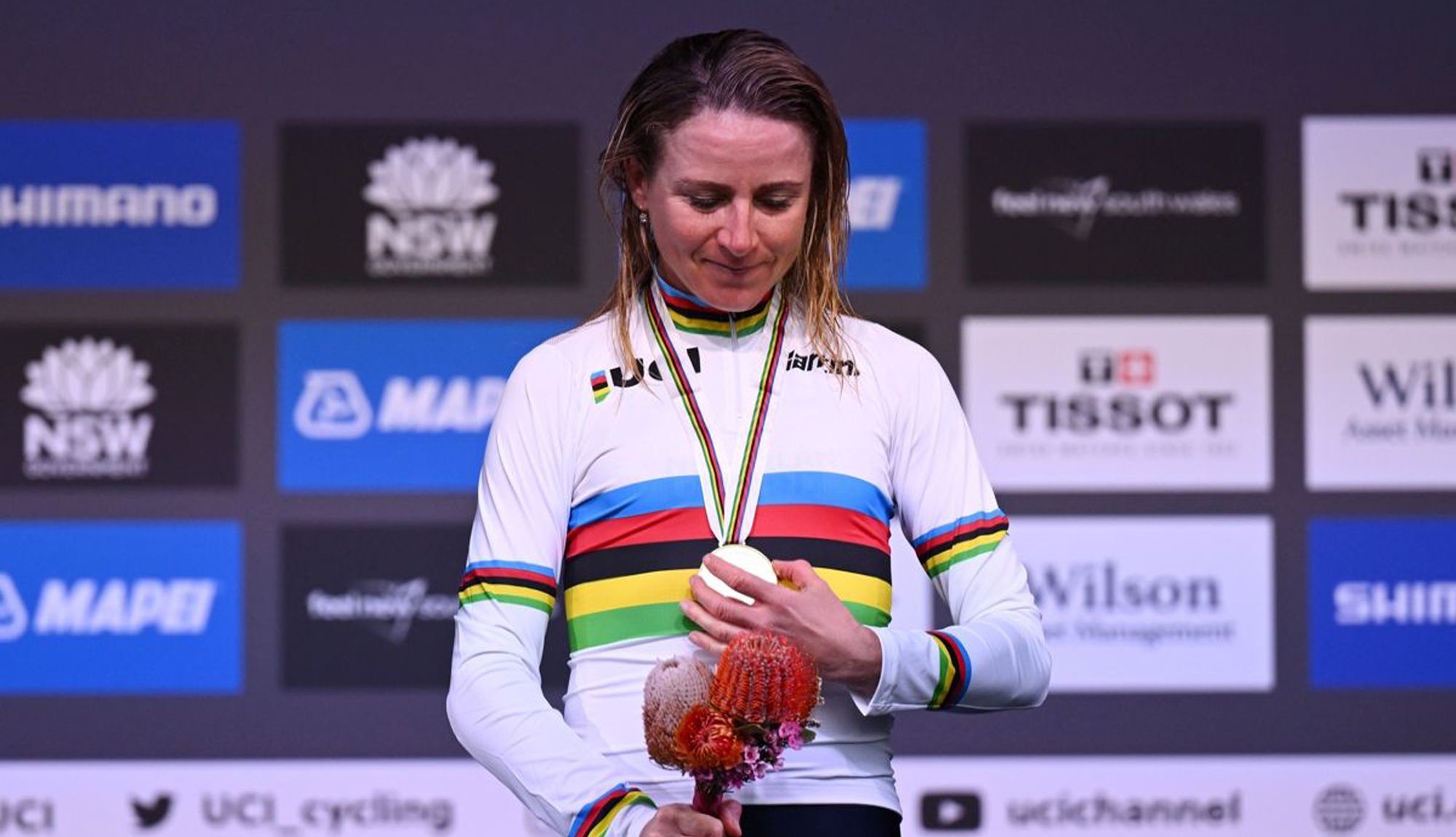 Annemiek van Vleuten tras proclamarse campeona del Mundo en 2022