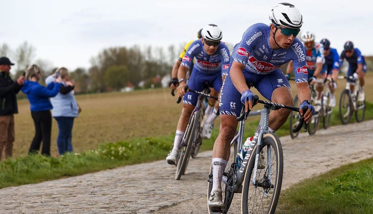 El Alpecin Deceuninck fue el equipo de la París Roubaix, con trabajazo y doblete final
