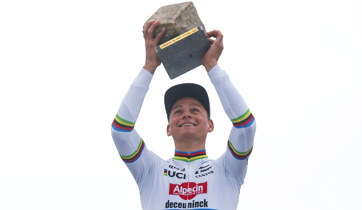 Van der Poel (Alpecin Deceuninck) levanta el adoquín de la París Roubaix Van der Poel (Alpecin Deceuninck) levanta el adoquín de la París Roubaix