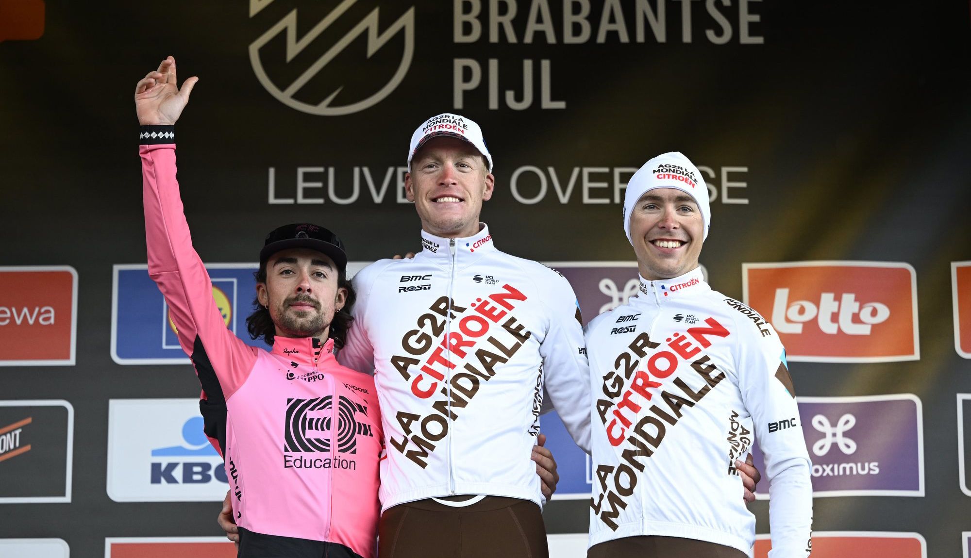 Podio de la Flecha Brabanzona 2023, con Dorian Godon, Ben Healy y Benoit Cosnefroy