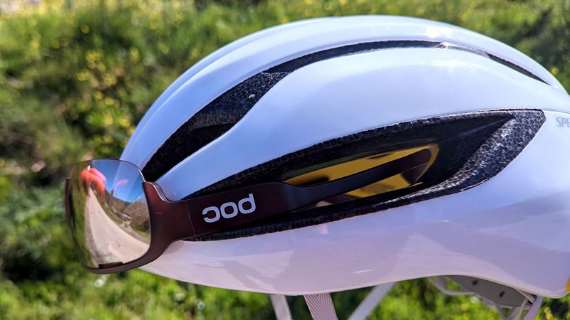 Aunque no lleva unas gomas o siliconas para mejorar el agarre de las gafas, la sujección es bastante buena