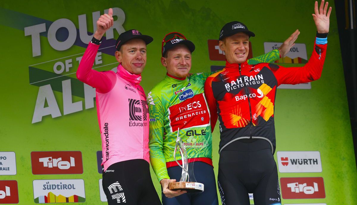 Podio del Tour de los Alpes 2023, con Tao Geoghegan Hart, Hugh Carthy y Jack Haig