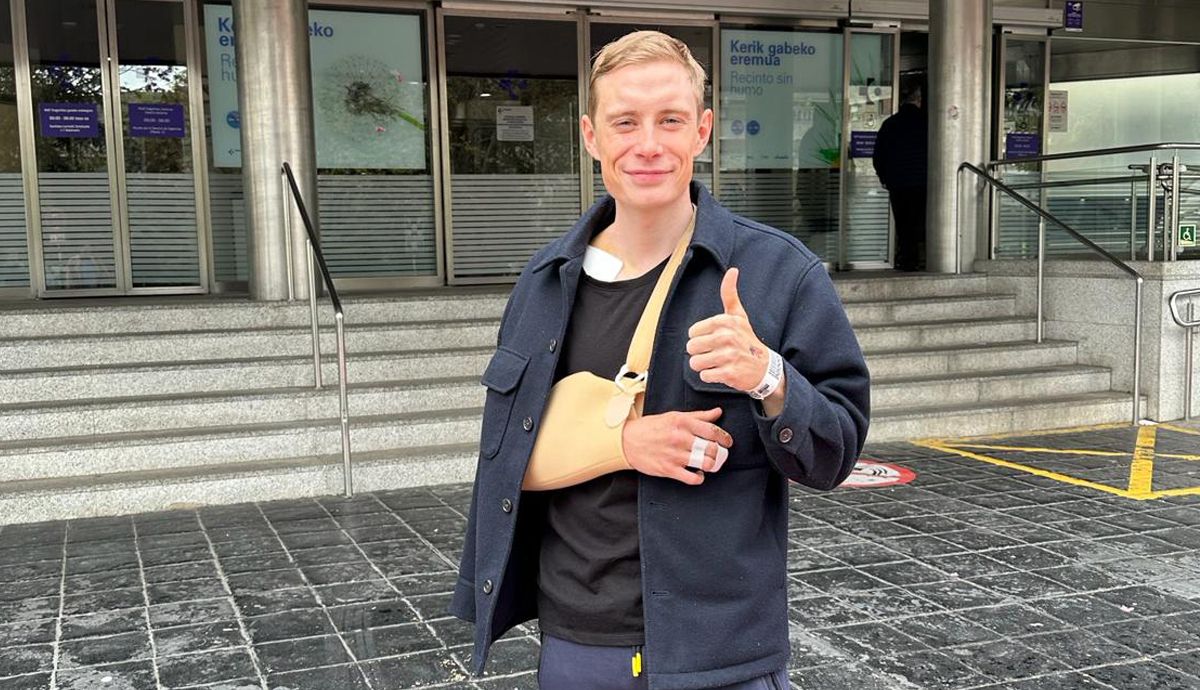 Jonas Vingegaard a la salida del Hospital