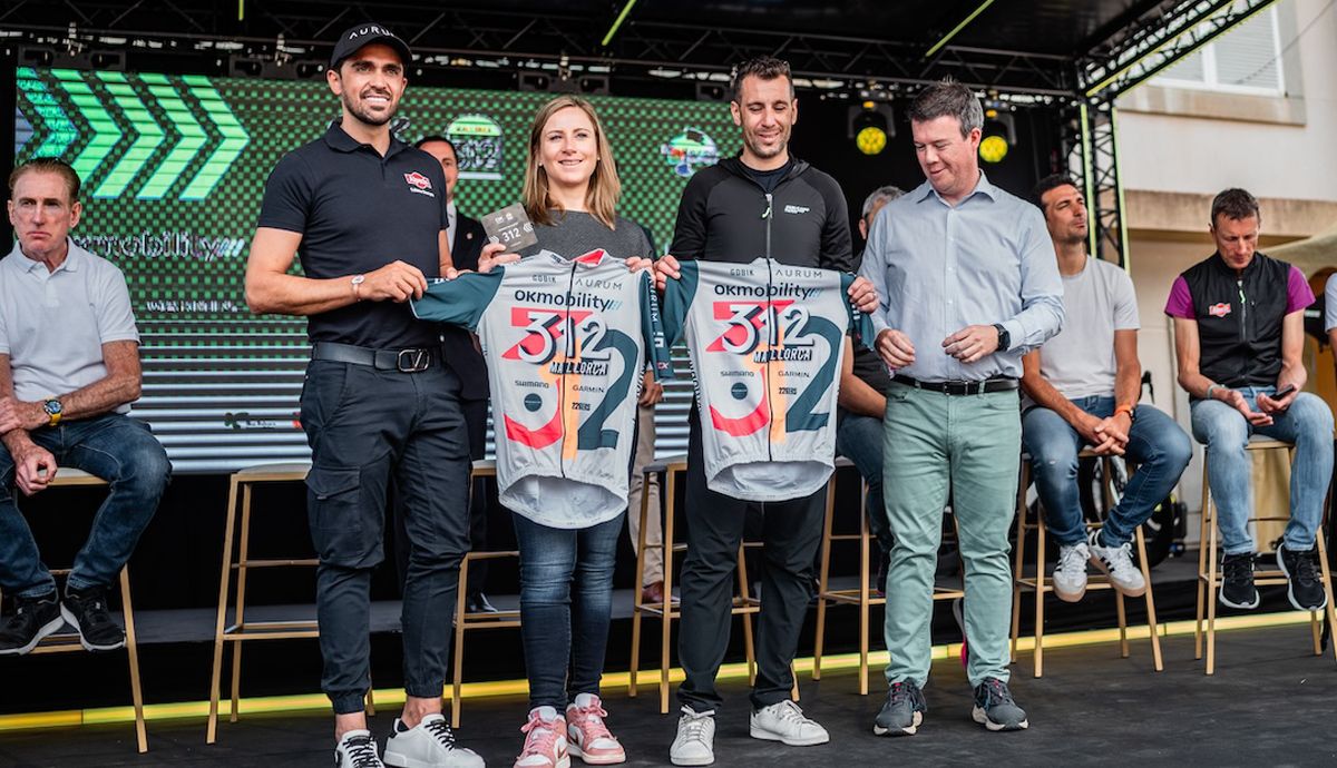 La dorsal 312, Annemiek van Vleuten, recibe el testigo del italiano Vincenzo Nibali