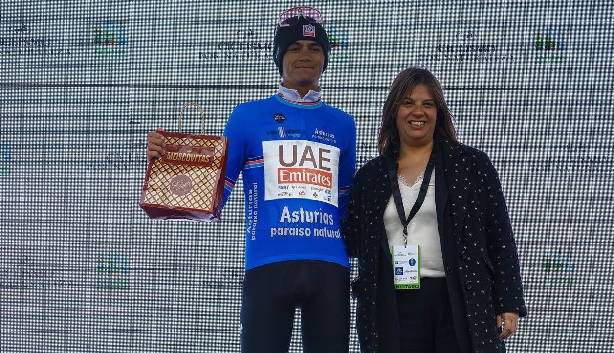 Isaac del Toro (UAE Team Emirates), con el maillot de líder de la Vuelta a Asturias
