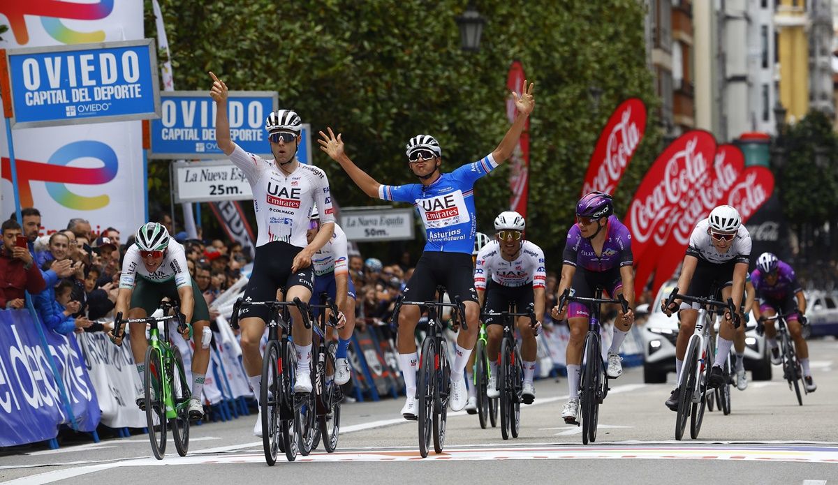 Exhibición final del UAE Team Emirates en la Vuelta a Asturias