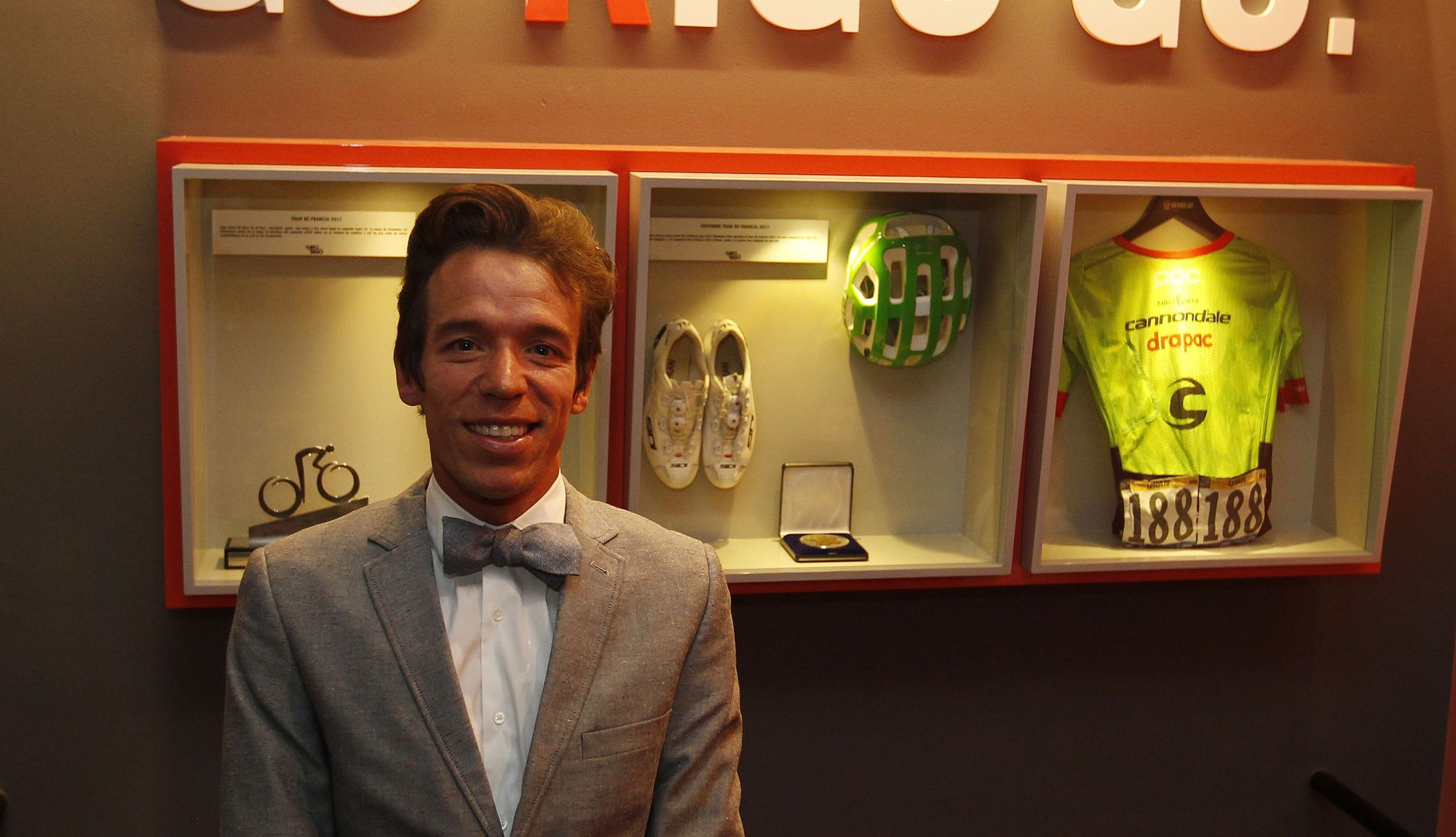 Foto de archivo del 2019 de Urán posando frente a los recuerdos de su participación en el Tour 2017, durante la inauguración de la primera tienda de su marca de ropa deportiva 'Go Rigo Go', en Medellín Foto de archivo del 2019 de Urán posando frente a los recuerdos de su participación en el Tour 2017, durante la inauguración de la primera tienda de su marca de ropa deportiva 'Go Rigo Go', en Medellín