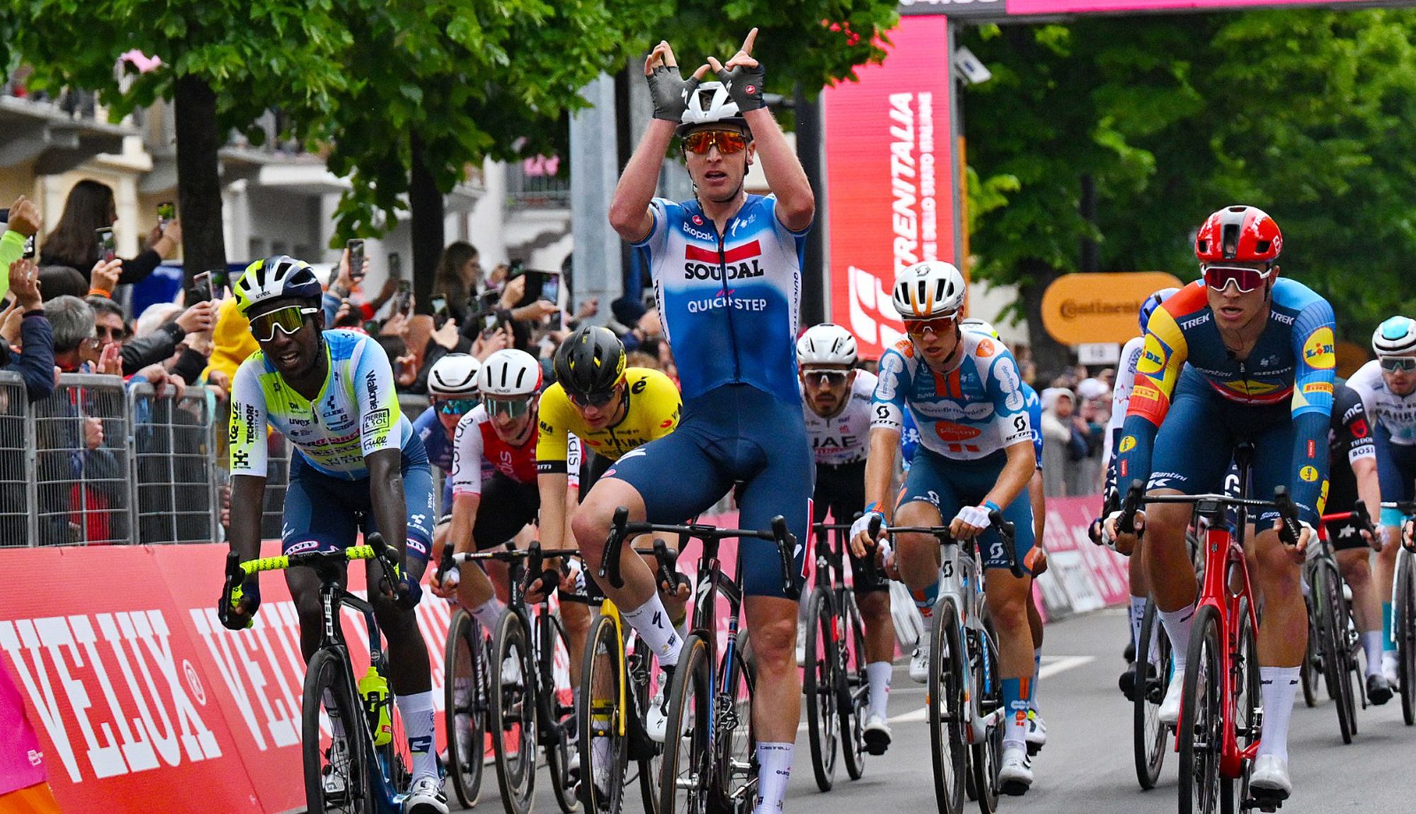 Tim Merlier se lleva el primer duelo de velocistas en el Giro