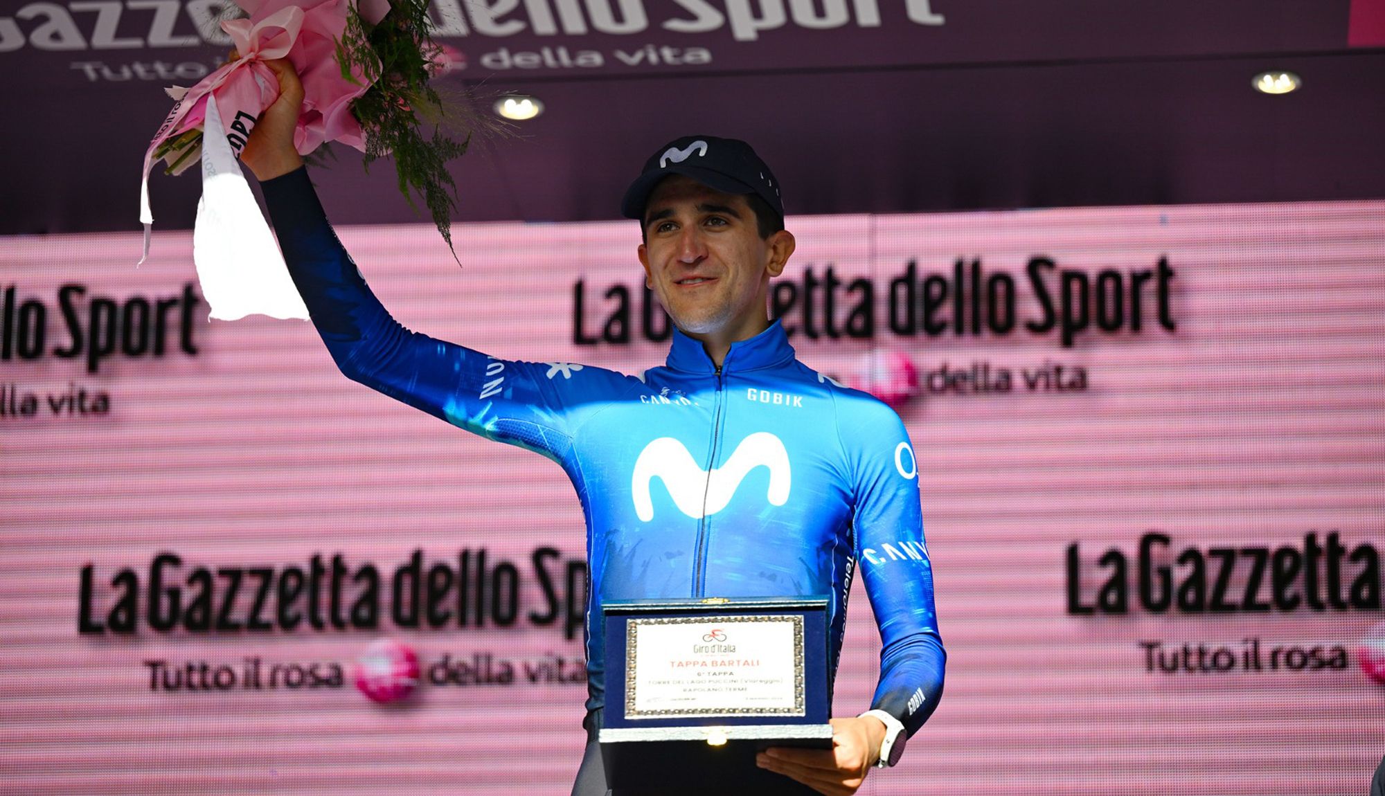 Pelayo Sánchez en el podio como ganador de la 6ª etapa del Giro