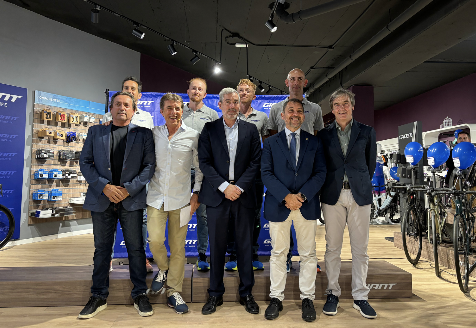 Perico Delgado inaugura la Giant Store de Santa Cruz de Tenerife.