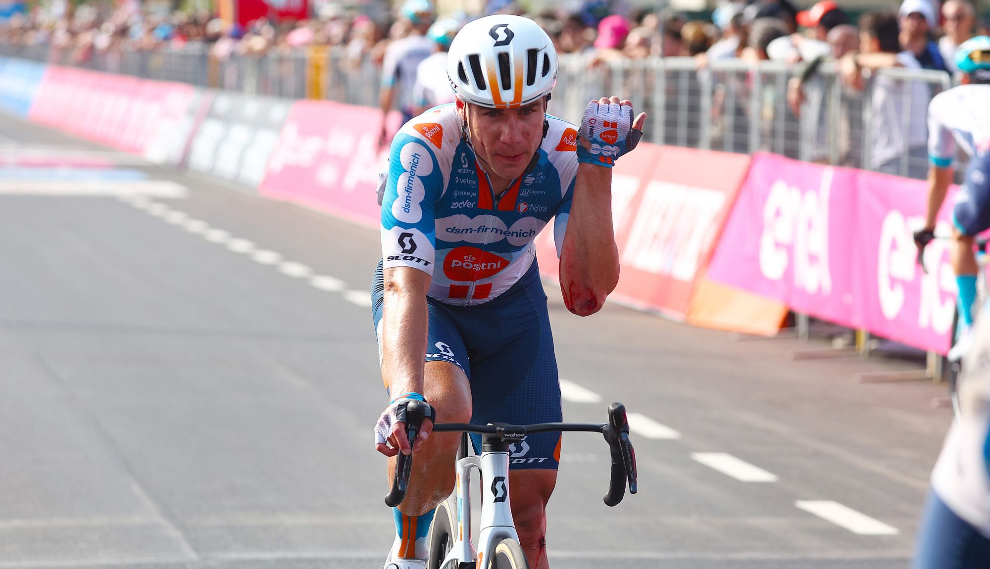Fabio Jakobsen llegando a meta ayer tras su caída en el sprint