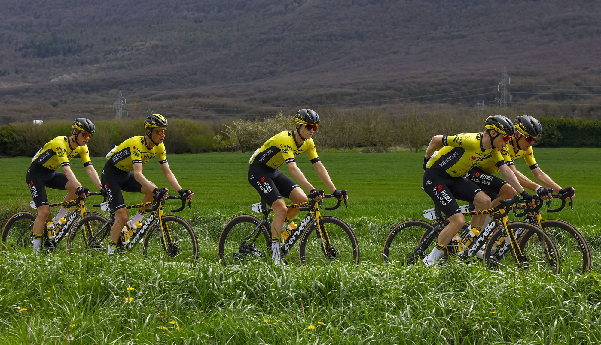 Ciclistas del Visma Lease a Bike en una imagen de la pasada Itzulia