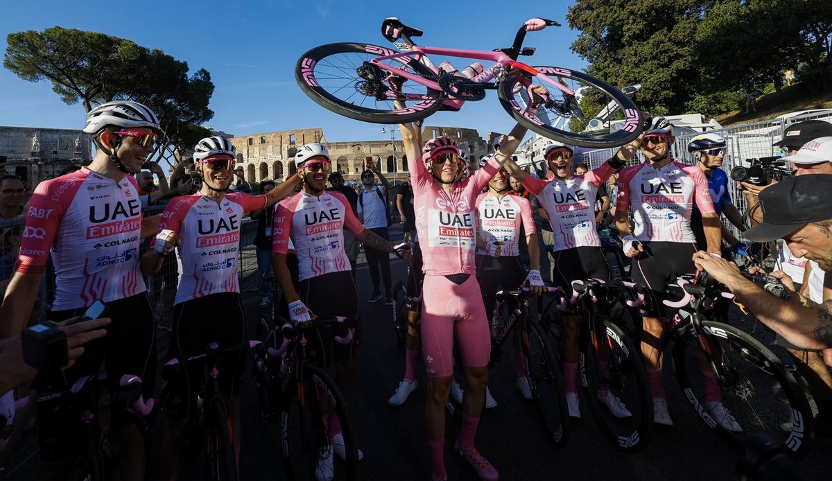 Tadej Pogacar (UAE Team Emirates) disfrutó con sus compañeros de su nuevo Giro